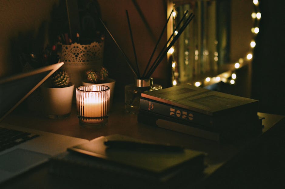 Caderno aberto e caneta em mesa de estudo à noite